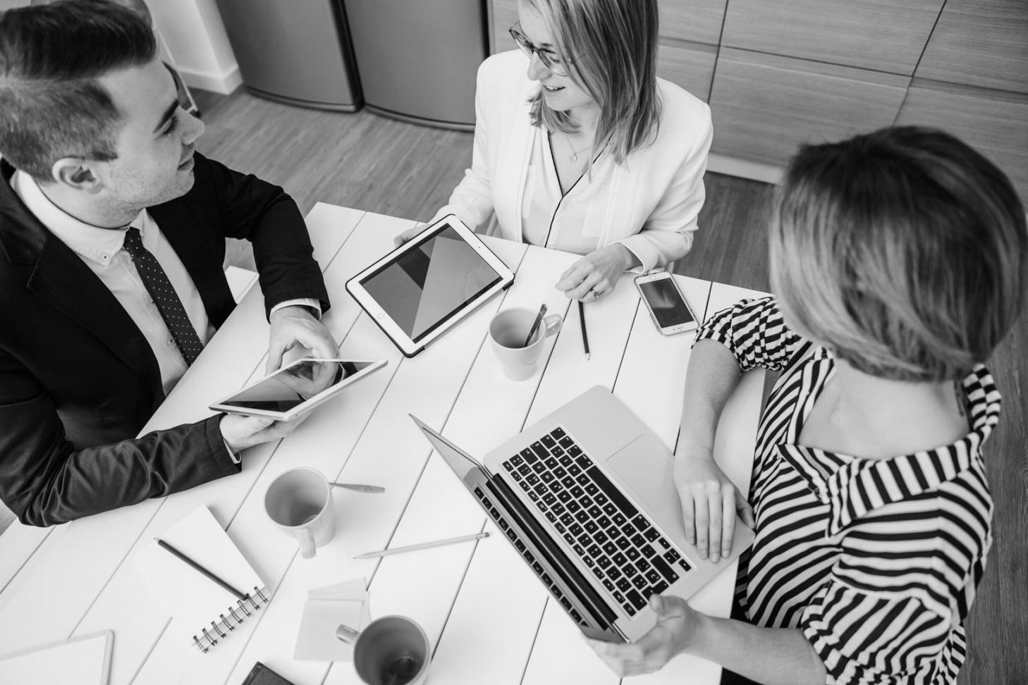 Espace d'apprentissage organisé avec matériel de cours