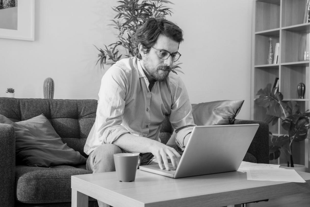 Équipe de spécialistes en optimisation du trafic web travaillant sur des stratégies